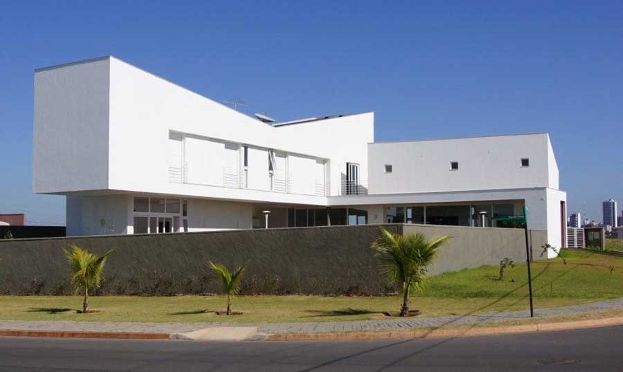 http://www.e-architect.co.uk/images/jpgs/brazil/cuiaba_house_m210710_eb1.jpg