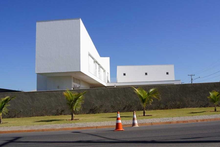http://www.e-architect.co.uk/images/jpgs/brazil/cuiaba_house_m210710_eb7.jpg