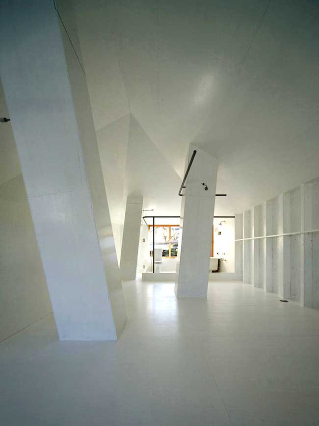 http://www.e-architect.co.uk/images/jpgs/japan/light_well_house_kh1912082_yoshiyukihirai_1.jpg