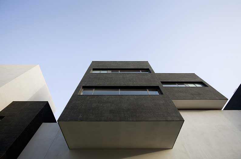 http://www.e-architect.co.uk/images/jpgs/kuwait/black_white_house_a070910_ng1.jpg