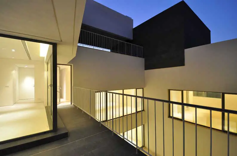 http://www.e-architect.co.uk/images/jpgs/kuwait/black_white_house_a070910_ng10.jpg