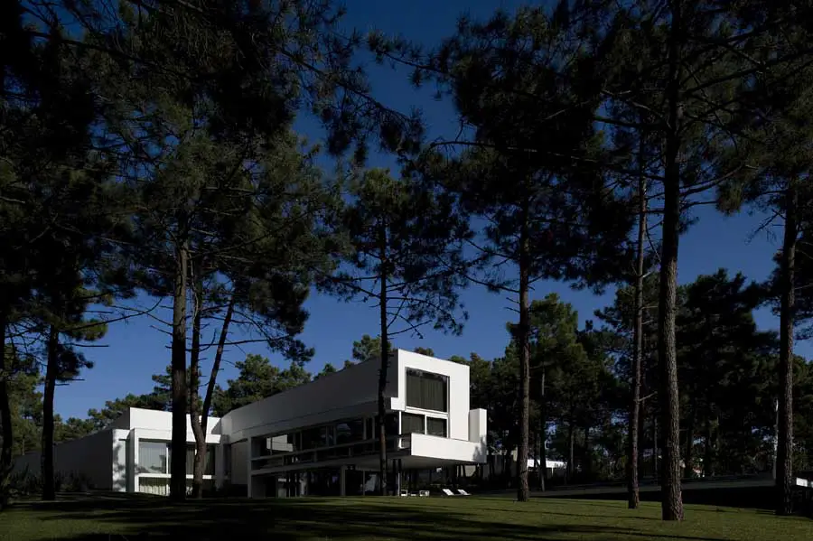 http://www.e-architect.co.uk/images/jpgs/portugal/house_II_aroeira_arx060109_sg_1.jpg