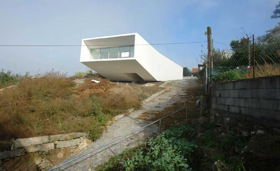 http://www.e-architect.co.uk/images/jpgs/portugal/penafiel_house_claudiovilarinho040209_1.jpg