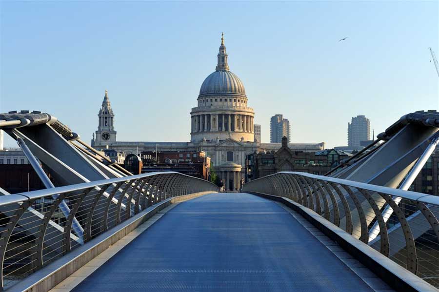 Risultati immagini per st paul's cathedral london millennium bridge